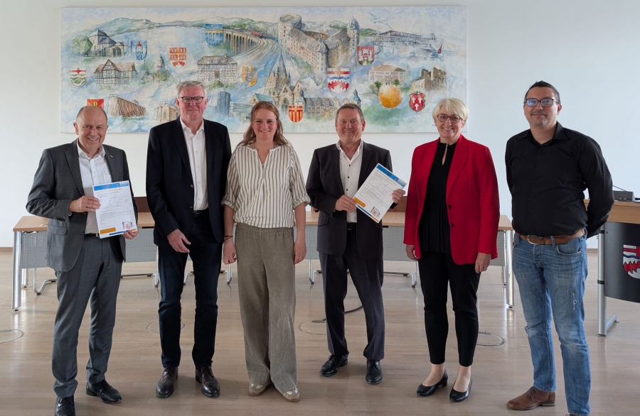 Stehen in den Startlöchern für die diesjährigen Jugendfestwoche: Landrat Christoph Rüther, Markus Smolin und Alexandra Bröckling (musische Leitung), Günther Uhrmeister (Leiter Kreisjugendamt), Annette Mühlenhoff (Dezernentin Kreis Paderborn), Carlos Tomé (Kreisjugendamt, v.l.). © Kreis Paderborn, Annika Meier